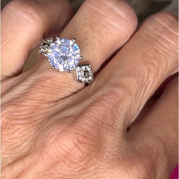R4. Swarovski Elegant Silver Round Crystal Engagement Ring - Picture 4 of 6
